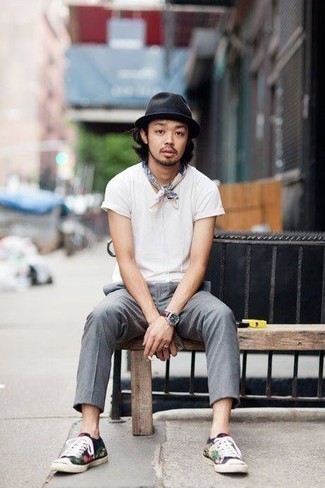 С чем носить белую бандану с принтом мужчине