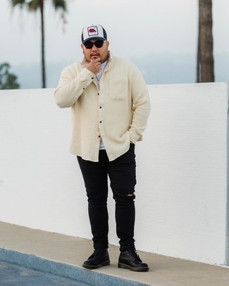 С чем носить белую бейсболку с принтом мужчине