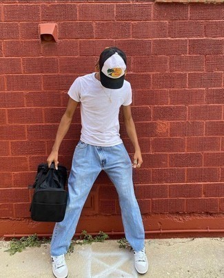 С чем носить белую бейсболку с принтом мужчине