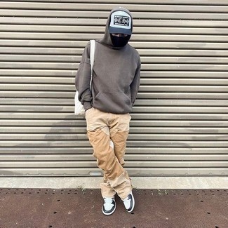 С чем носить белую бейсболку с принтом мужчине