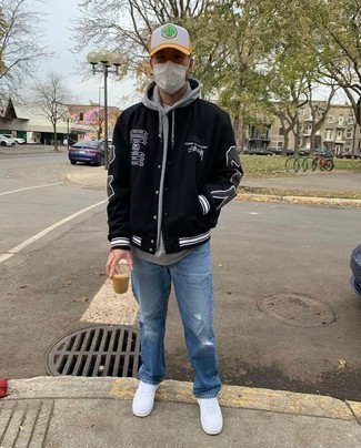 С чем носить белую бейсболку с принтом мужчине