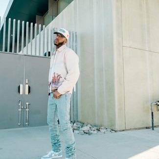 С чем носить белую бейсболку с принтом мужчине