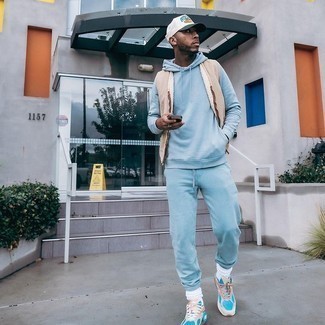 С чем носить белую бейсболку с принтом мужчине