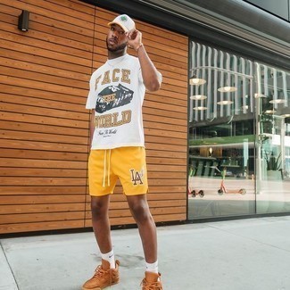 С чем носить белую бейсболку с принтом мужчине