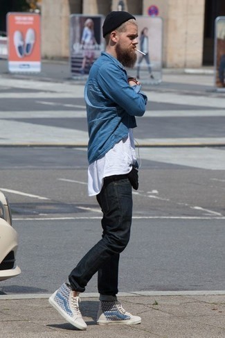 С чем носить белые высокие кеды из плотной ткани с принтом мужчине