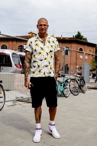 С чем носить белые высокие кеды из плотной ткани с принтом мужчине