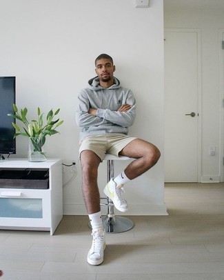 С чем носить белые высокие кеды из плотной ткани с принтом мужчине