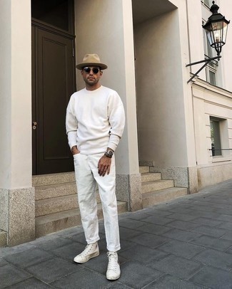 С чем носить белые высокие кеды из плотной ткани с принтом мужчине