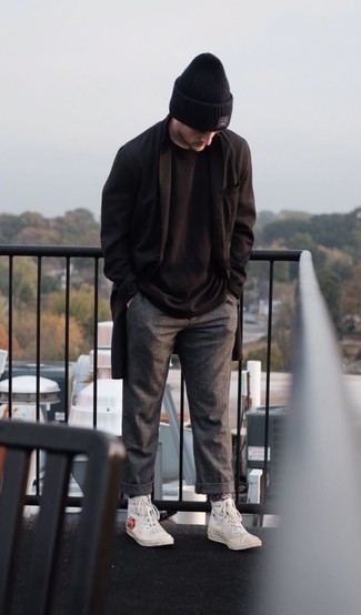 С чем носить белые высокие кеды из плотной ткани с принтом мужчине