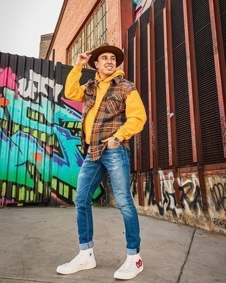 С чем носить белые высокие кеды из плотной ткани с принтом мужчине