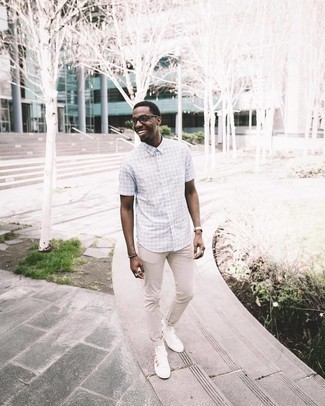 С чем носить белые высокие кеды из плотной ткани с принтом мужчине