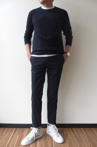 С чем носить белые высокие кеды из плотной ткани с принтом мужчине