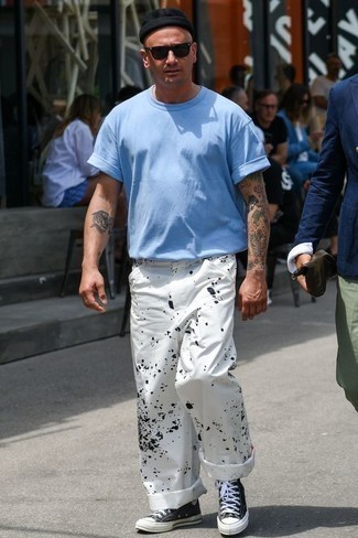 С чем носить белые брюки чинос с принтом