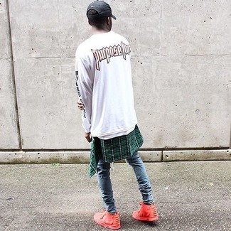 С чем носить белый свитер с круглым вырезом с принтом мужчине