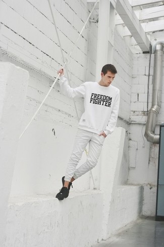 С чем носить белый свитер с круглым вырезом с принтом мужчине