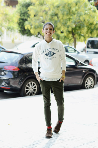 С чем носить белый свитер с круглым вырезом с принтом мужчине