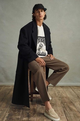 С чем носить белый свитер с круглым вырезом с принтом мужчине