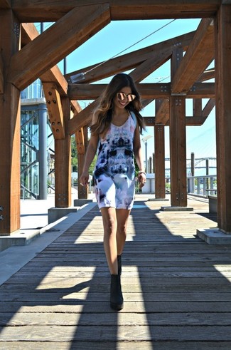 С чем носить белое платье с принтом