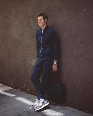 С чем носить белые высокие кеды с принтом мужчине