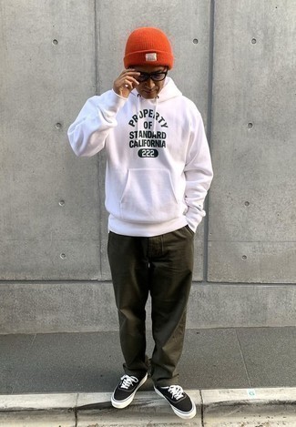 С чем носить белый худи с принтом мужчине