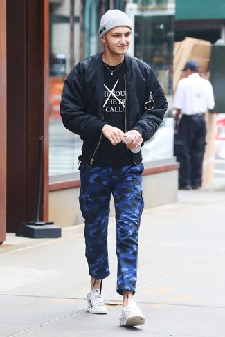 С чем носить белые кожаные низкие кеды с принтом мужчине