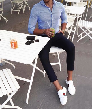 С чем носить белые кожаные низкие кеды с принтом мужчине