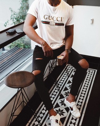 С чем носить белые кожаные низкие кеды с принтом мужчине