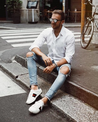 С чем носить белые кожаные низкие кеды с принтом мужчине