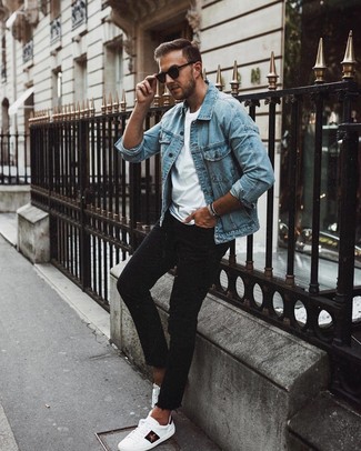 С чем носить белые кожаные низкие кеды с принтом мужчине