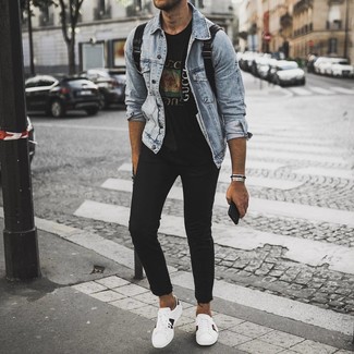 С чем носить белые кожаные низкие кеды с принтом мужчине