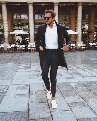 С чем носить белые кожаные низкие кеды с принтом мужчине