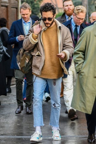 С чем носить белые кожаные низкие кеды с принтом мужчине