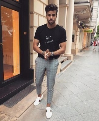 С чем носить белые кожаные низкие кеды с принтом мужчине