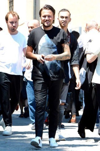 С чем носить белые кожаные низкие кеды с принтом мужчине