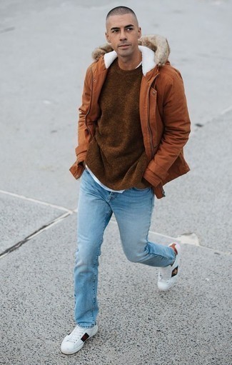 С чем носить белые кожаные низкие кеды с принтом мужчине