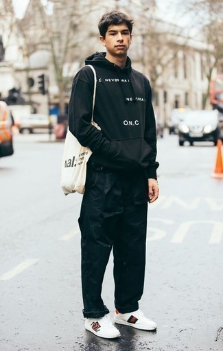 С чем носить белые кожаные низкие кеды с принтом мужчине