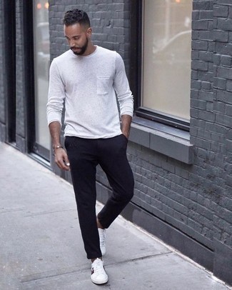 С чем носить белые кожаные низкие кеды с принтом мужчине