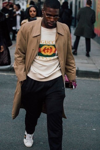 С чем носить белые кожаные низкие кеды с принтом мужчине