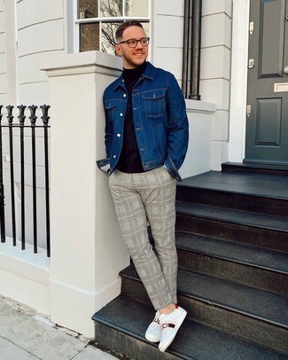 С чем носить белые кожаные низкие кеды с принтом мужчине