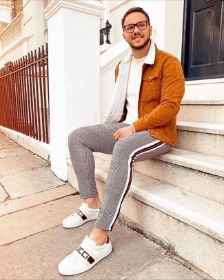 С чем носить белые кожаные низкие кеды с принтом мужчине