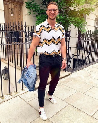 С чем носить белые кожаные низкие кеды с принтом мужчине