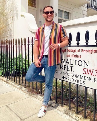 С чем носить белые кожаные низкие кеды с принтом мужчине