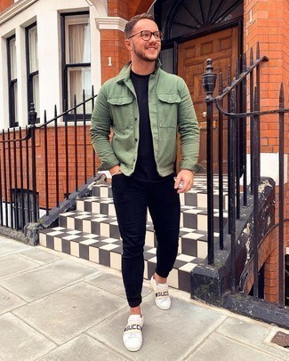 С чем носить белые кожаные низкие кеды с принтом мужчине