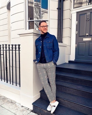 С чем носить белые кожаные низкие кеды с принтом мужчине