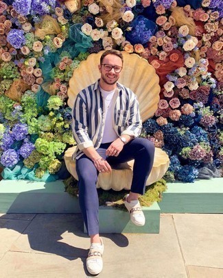 С чем носить белые кожаные низкие кеды с принтом мужчине