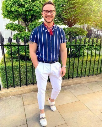 С чем носить белые кожаные низкие кеды с принтом мужчине