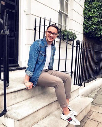 С чем носить белые кожаные низкие кеды с принтом мужчине