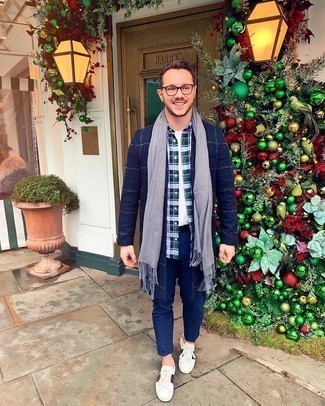 С чем носить белые кожаные низкие кеды с принтом мужчине