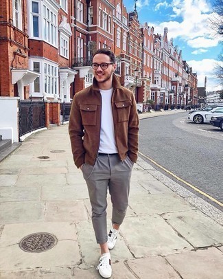 С чем носить белые кожаные низкие кеды с принтом мужчине