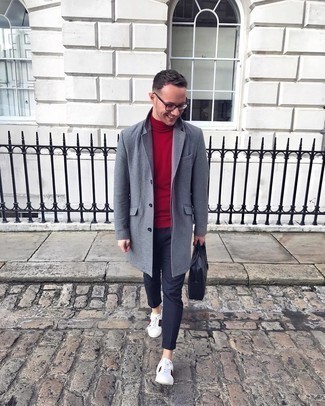 С чем носить белые кожаные низкие кеды с принтом мужчине